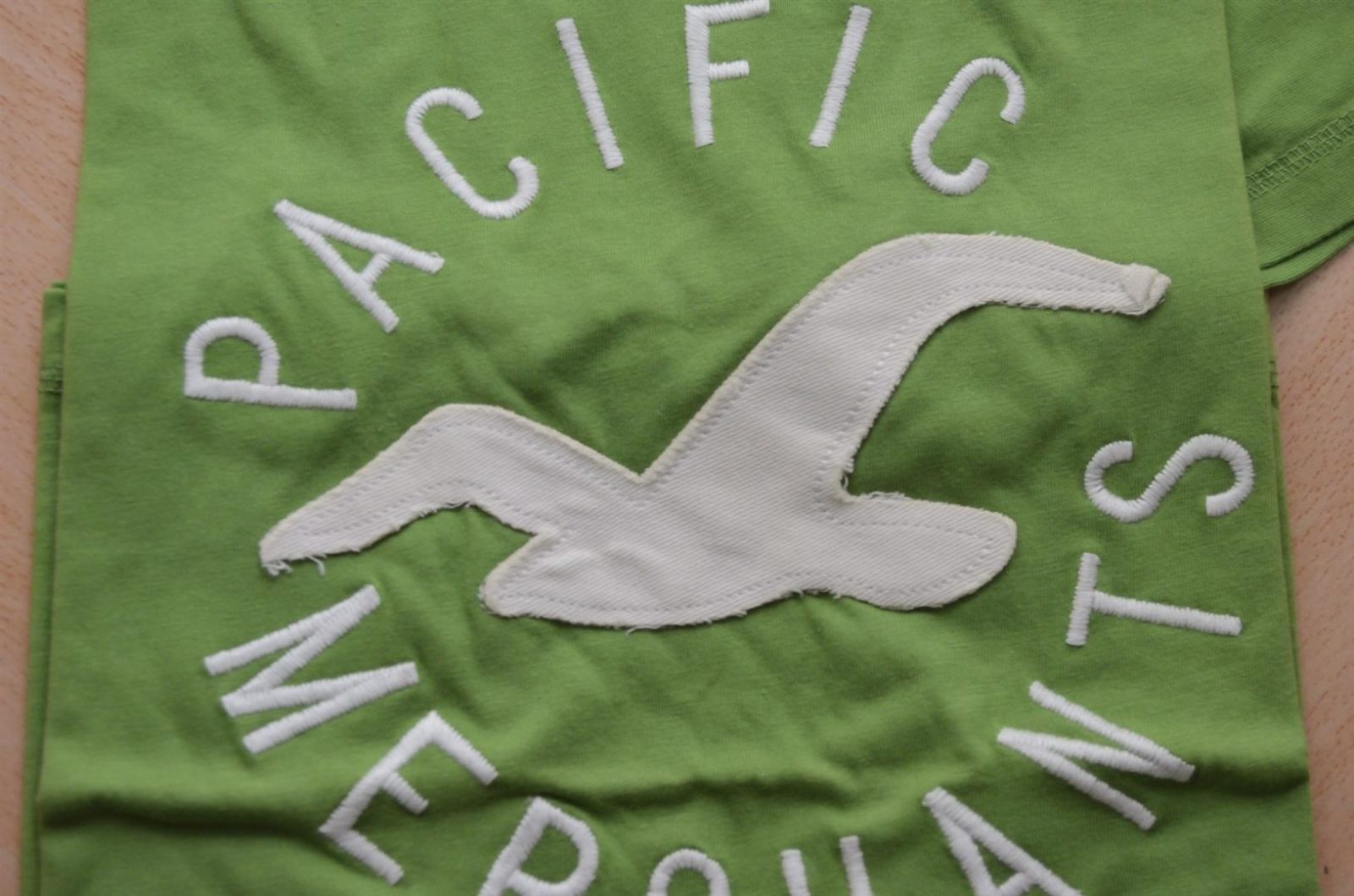 Hình Hollister thun nam không cổ HCO-T17