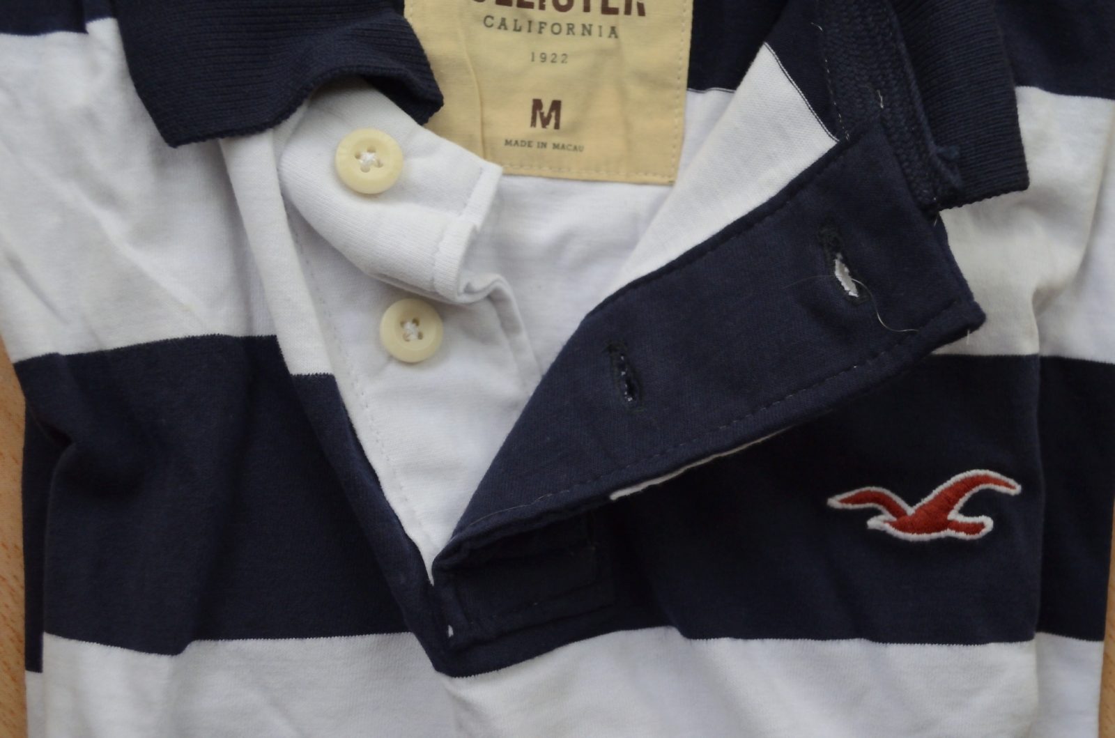 Hình Áo thun Polo Hollister sọc ngang HCO-PS01