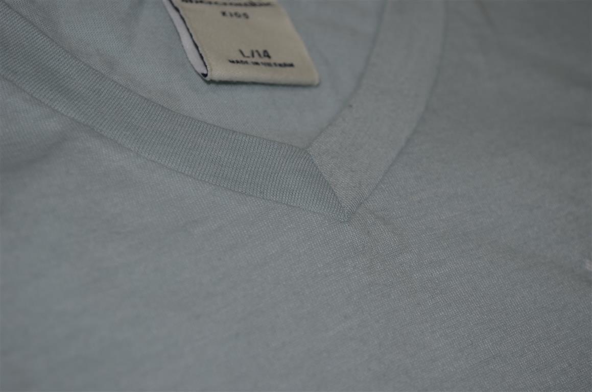 Hình Áo thun ngắn tay A&F Iconic V-Neck Tee AK-T19