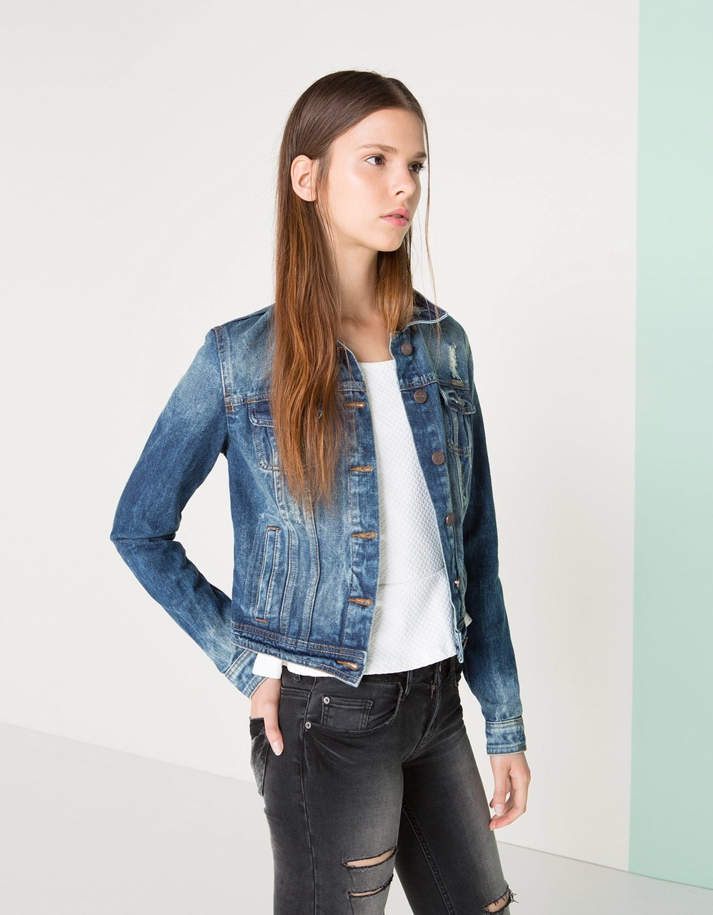 Hình Áo khoác jean nữ Stradivarius SDV-NK01 Distressed Cropped Denim Jacket